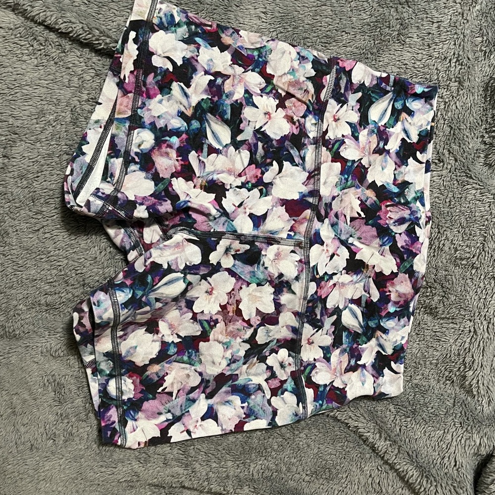 Lululemon size 10 patterned align short